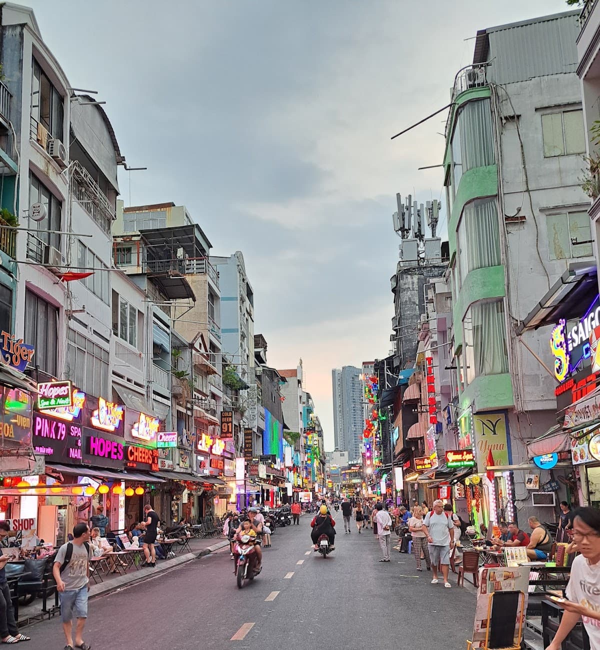 Pham Ngu Lao (Backpacker District)