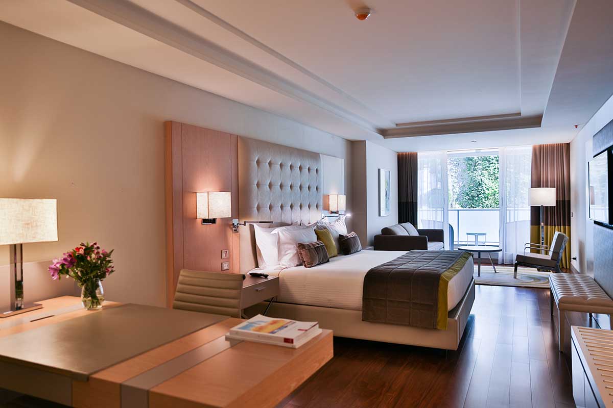 Deluxe Room (1 King Bed, Balcony)