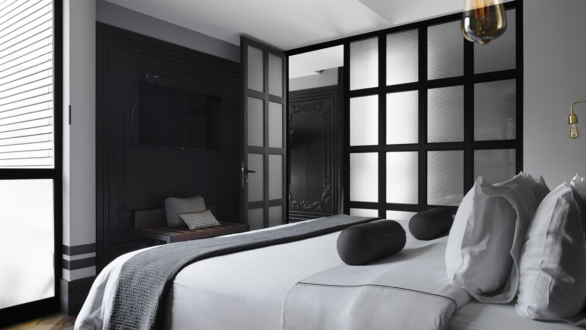 Upper-Tier Suite (Oscar Wilde-themed)