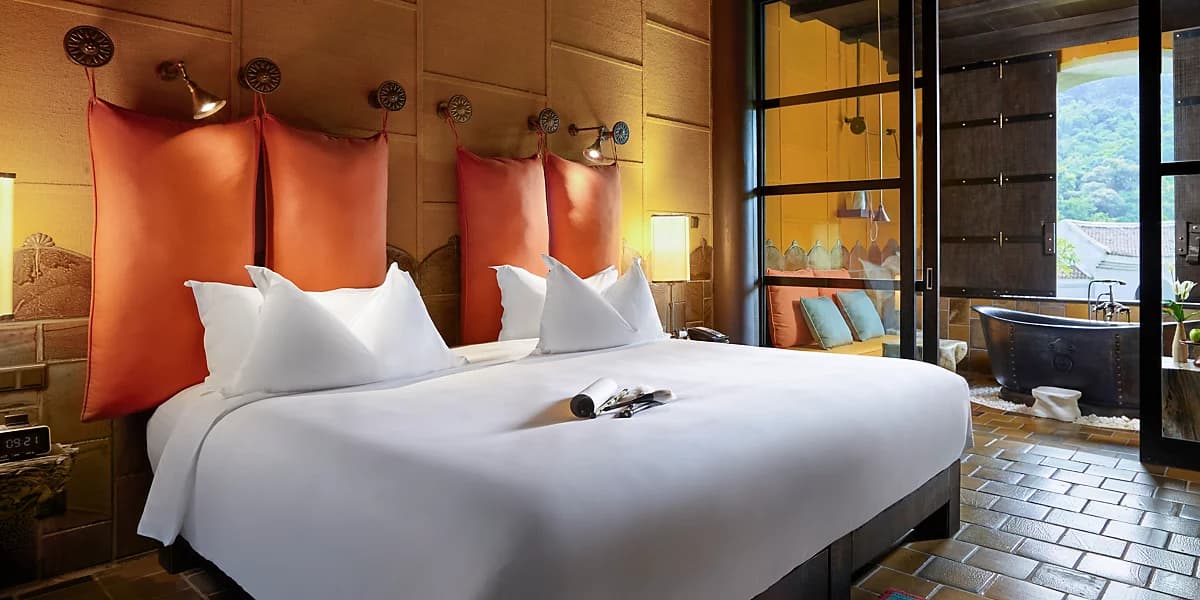 Deluxe Room, 1 King Bed, Village View