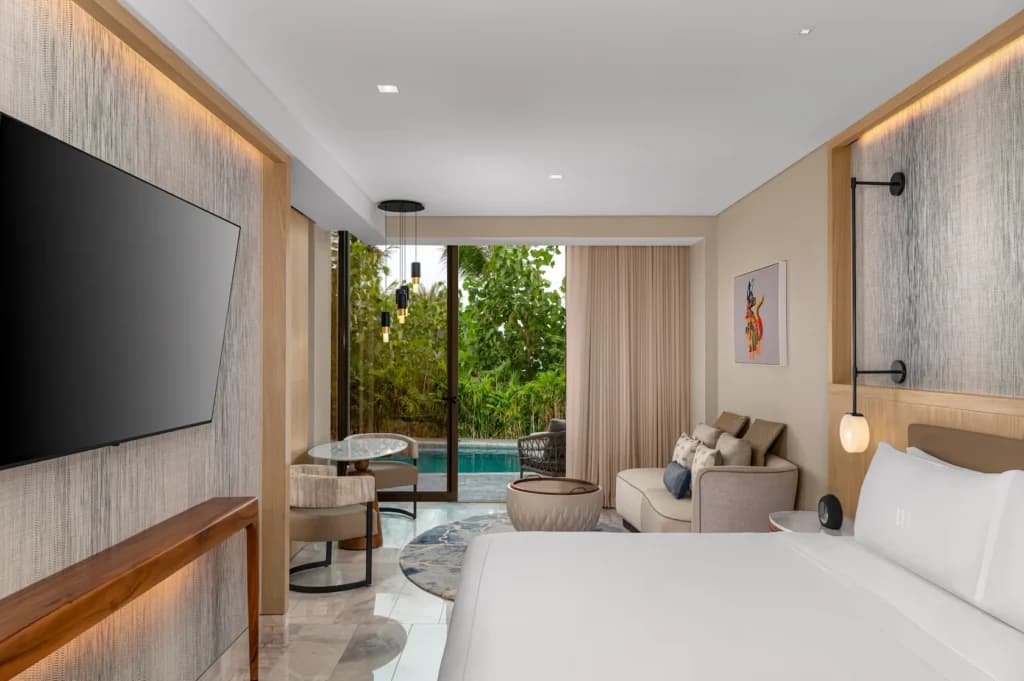 Deluxe Oceanfront King Bed Guestroom