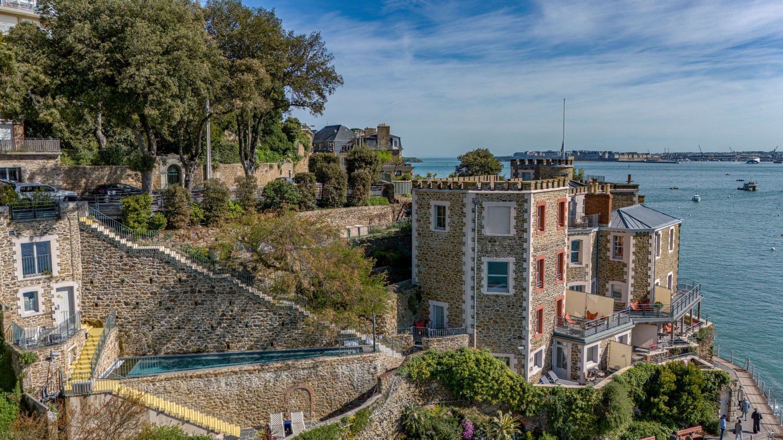Deluxe Room with Balcony and Sea View — Lord Hamilton Villa