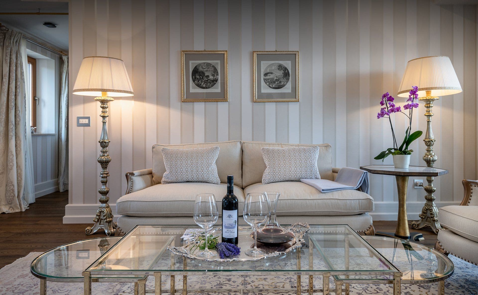Suite 102 — Junior Suite with Twin Beds