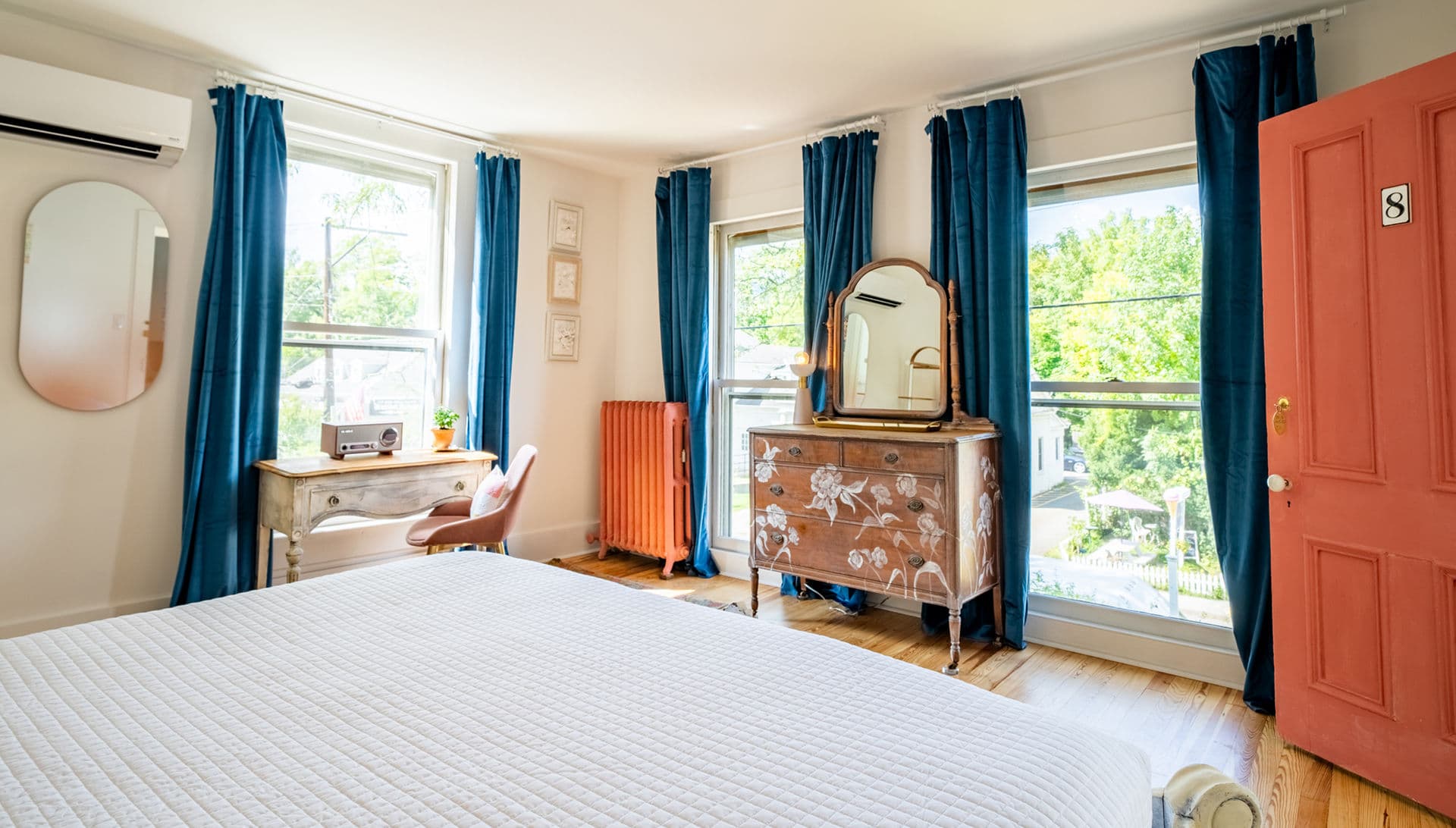 Room 7 — Retro Twin Room