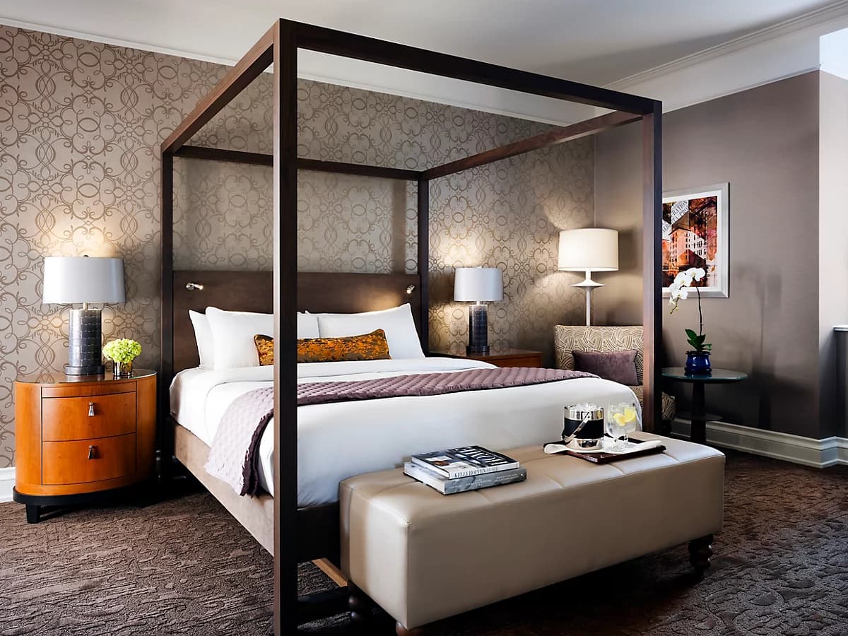 Deluxe Room – 1 Queen Bed