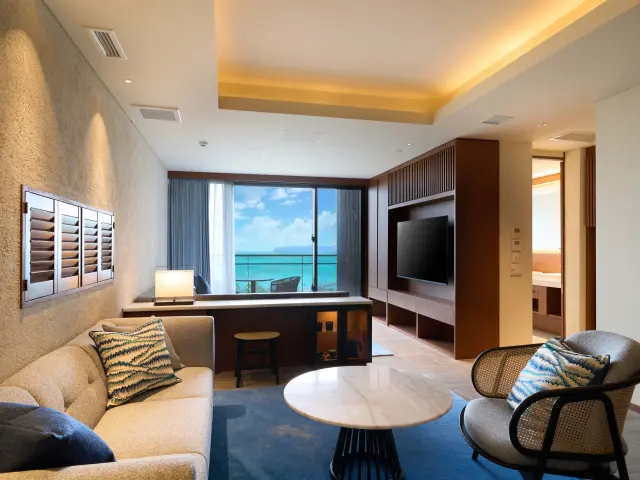 Deluxe Ocean Corner Suite