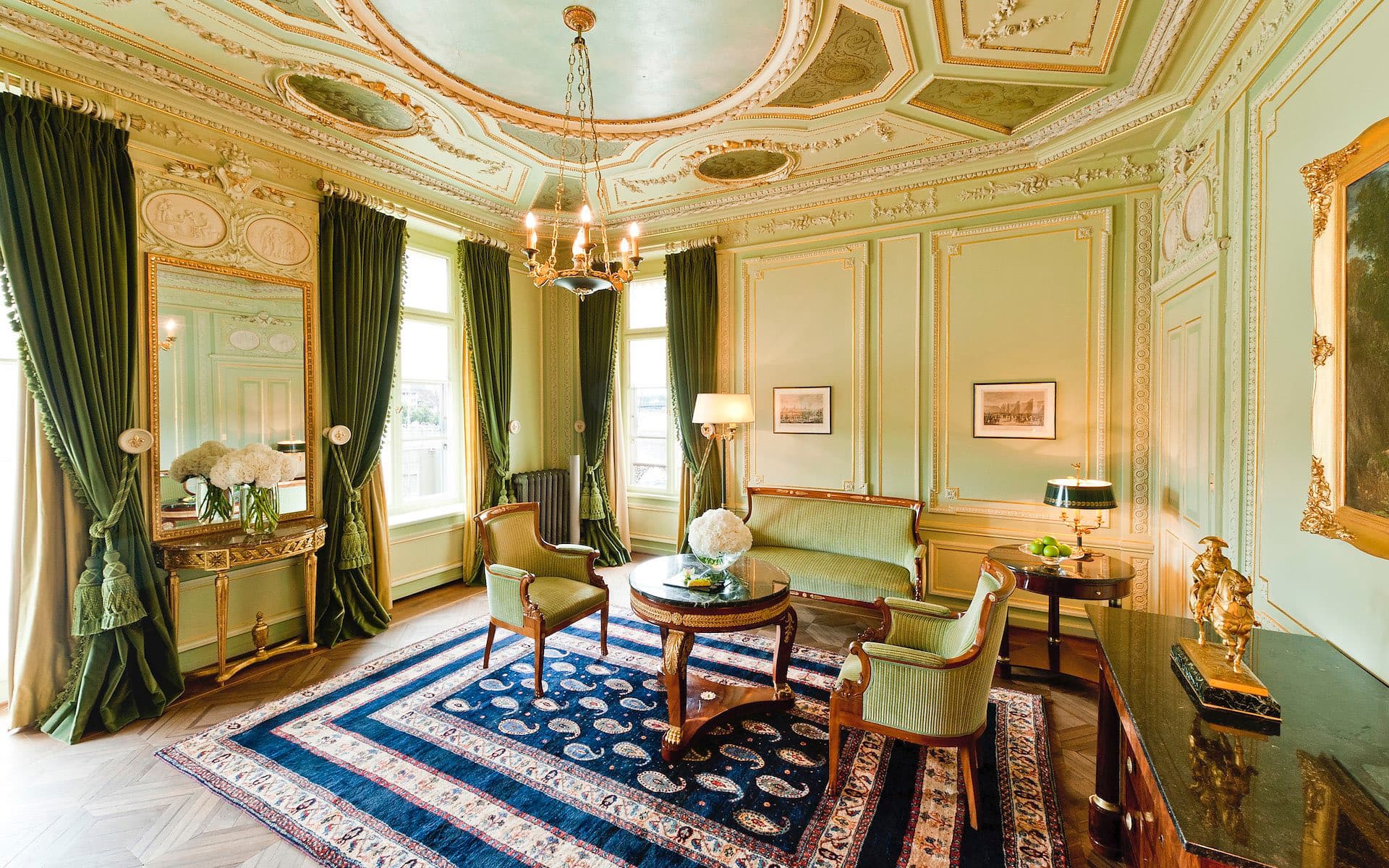 City Queen Room