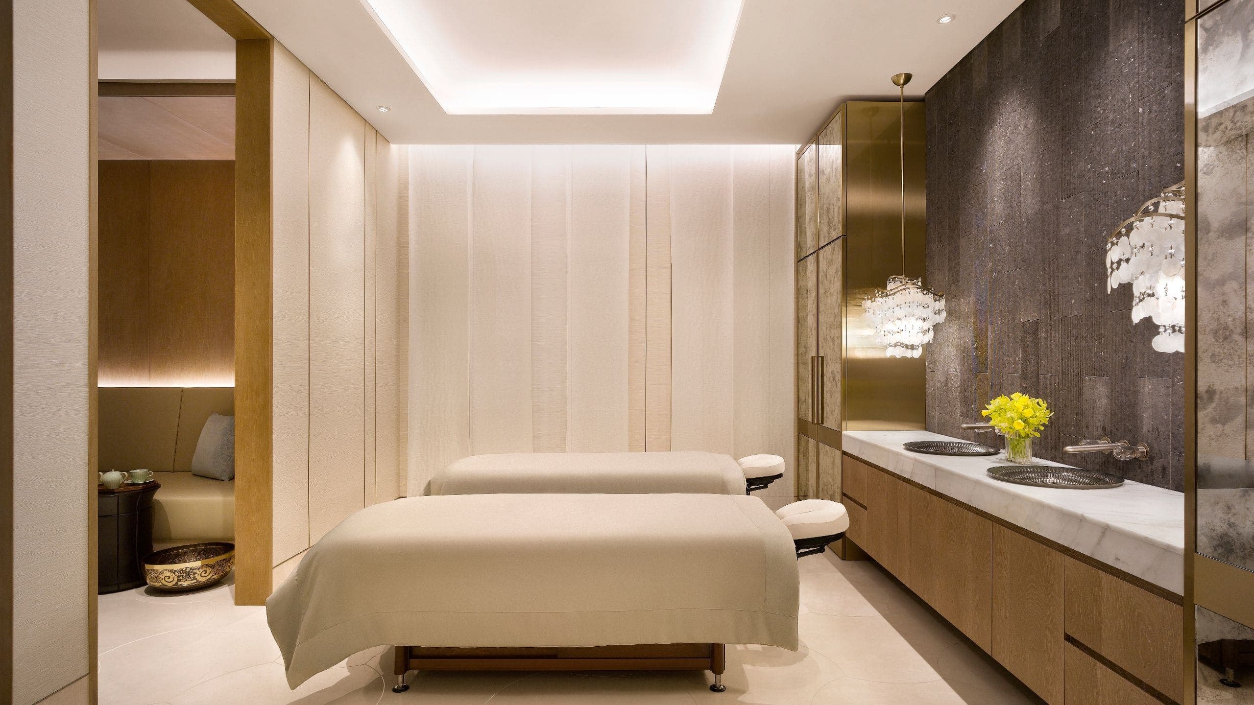 195-sqm Diplomatic Suite