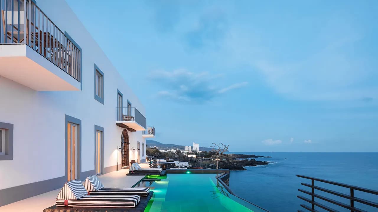 White Exclusive Suite & Villas