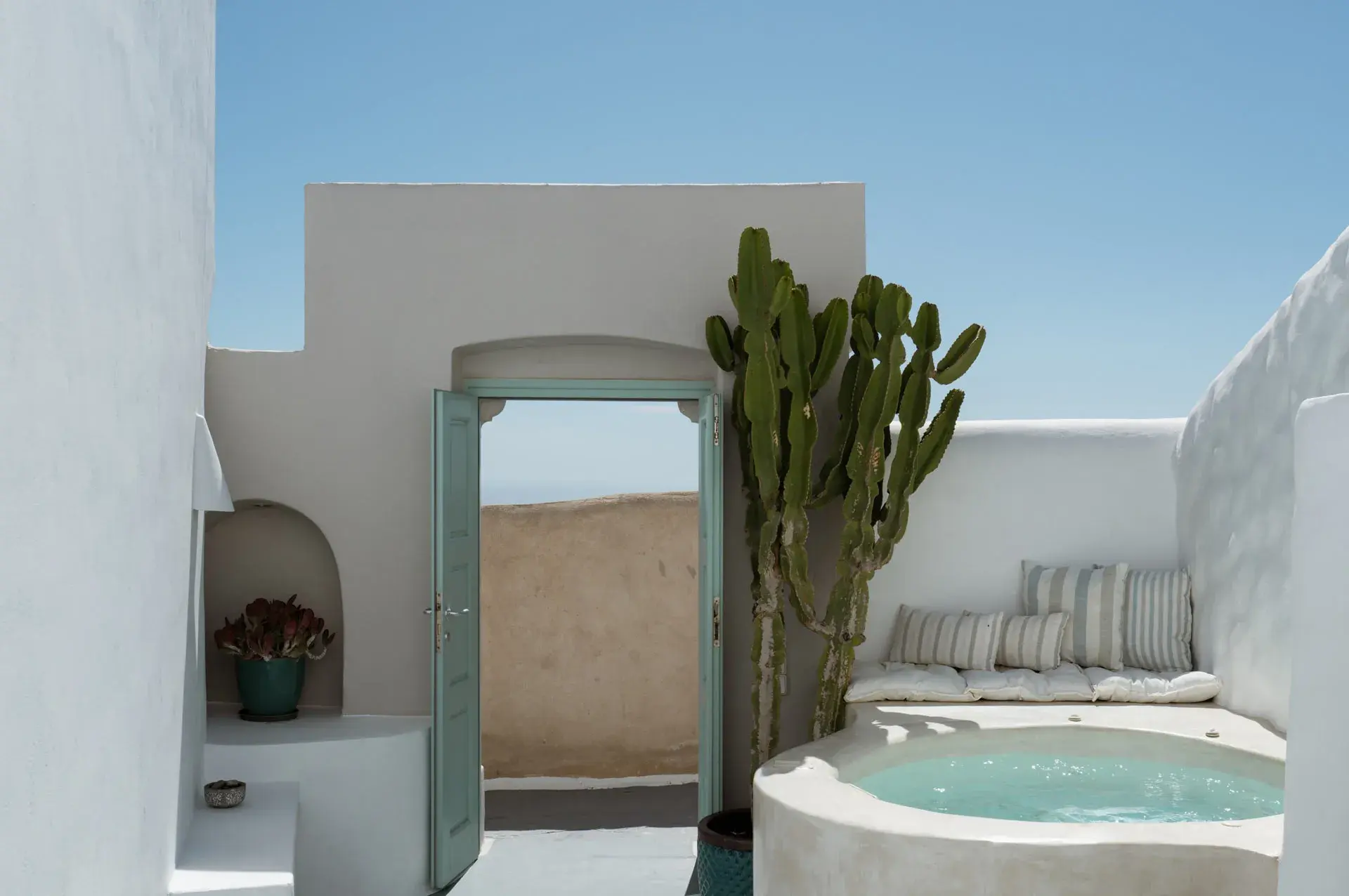 Honeymoon Suite with Hot Tub & Panoramic Sea View