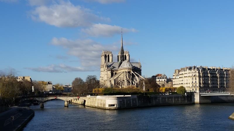 Île de la Cité & Notre-Dame Area Walk