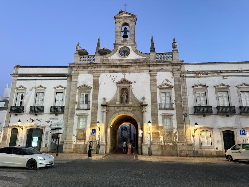 Arco da Vila and Cathedral Area