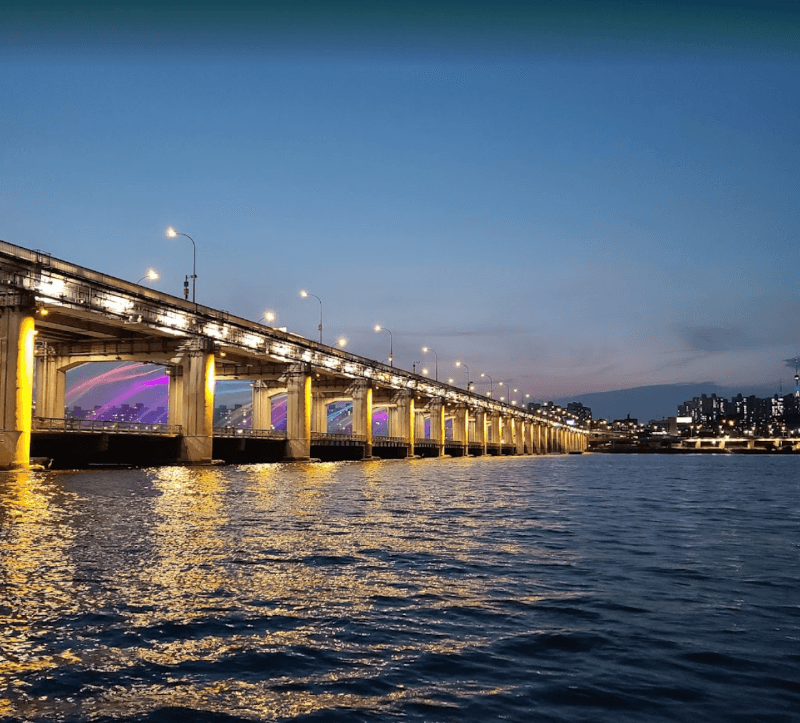 Banpo Hangang Park & Banpo Bridge Rainbow Fountain