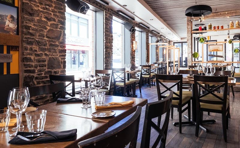 Quebec City Jungle Escape: Cobblestones, Cliffs & Calm
