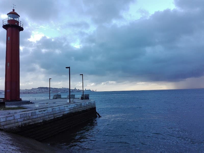 Cacilhas Waterfront Walk