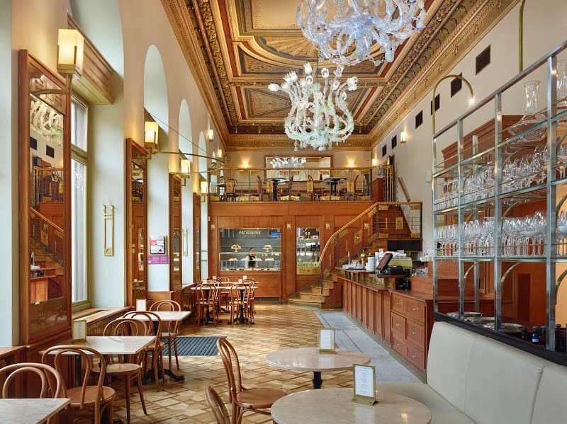 Classic Prague Weekend: Castle Views & Café Culture