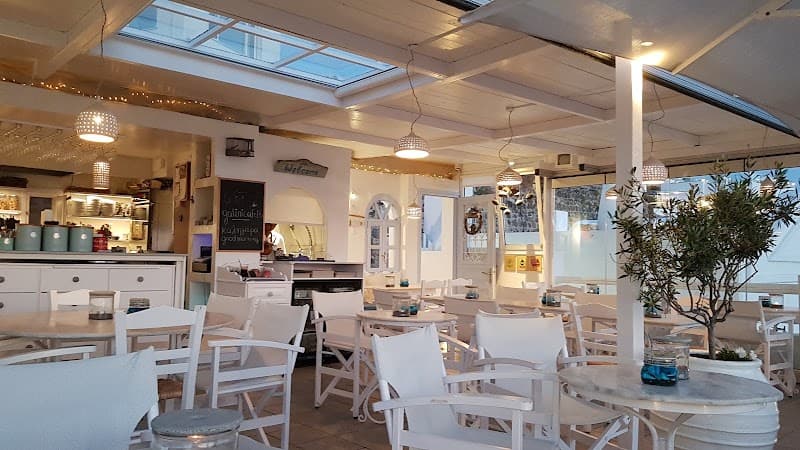 7 Slow Days of Calm in Fira, Santorini