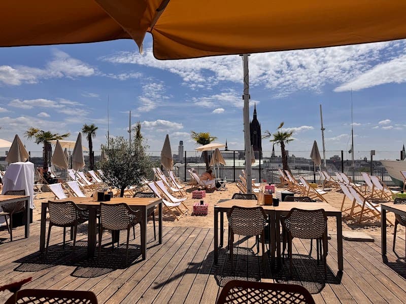 City Beach-style Riverbank Relaxation (Mainufer)