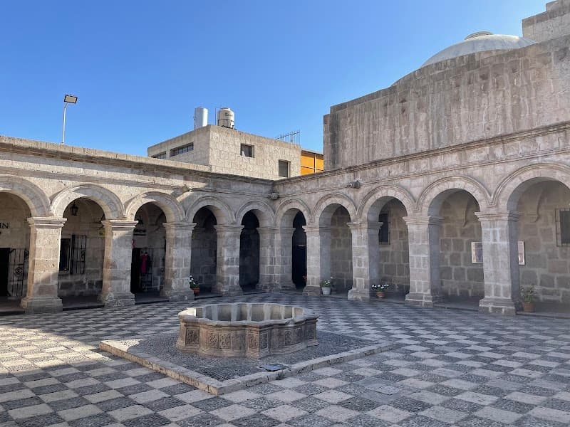 Claustros de la Compañía & Jesuit Church