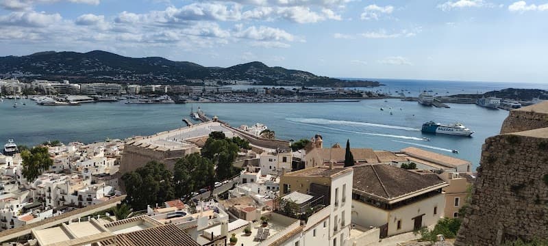 Dalt Vila Wander