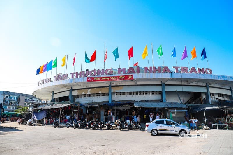 Dam Market & Nearby Streets