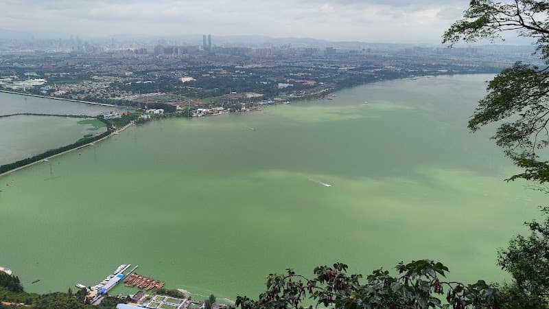 Dianchi Lake promenade