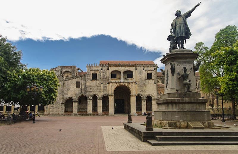 Evening Walk through Zona Colonial (Parque Independencia to Parque Colón)