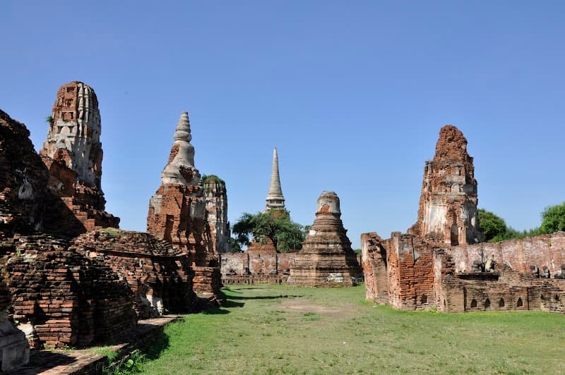 Free Explore: Central Historical Park Ruins Walk