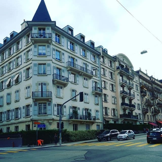 Free Explore: Eaux-Vives Neighborhood