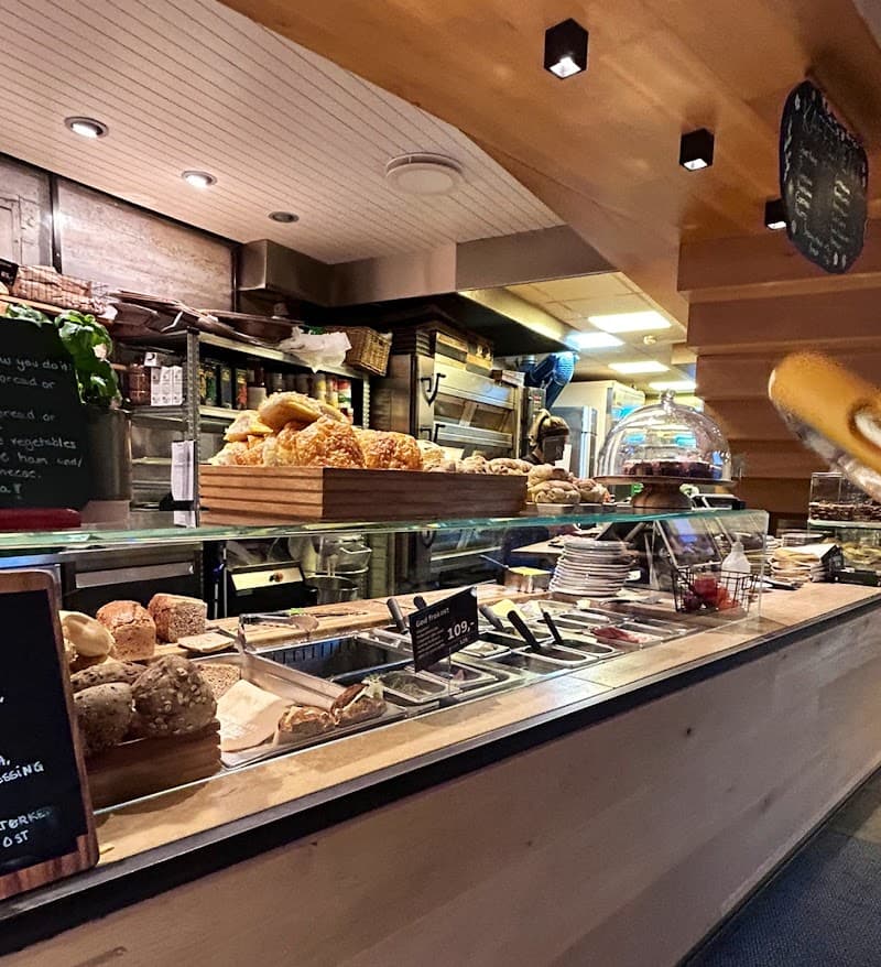 Romantic Bergen: Fjord Views, Historic Lanes & Cozy Cafés