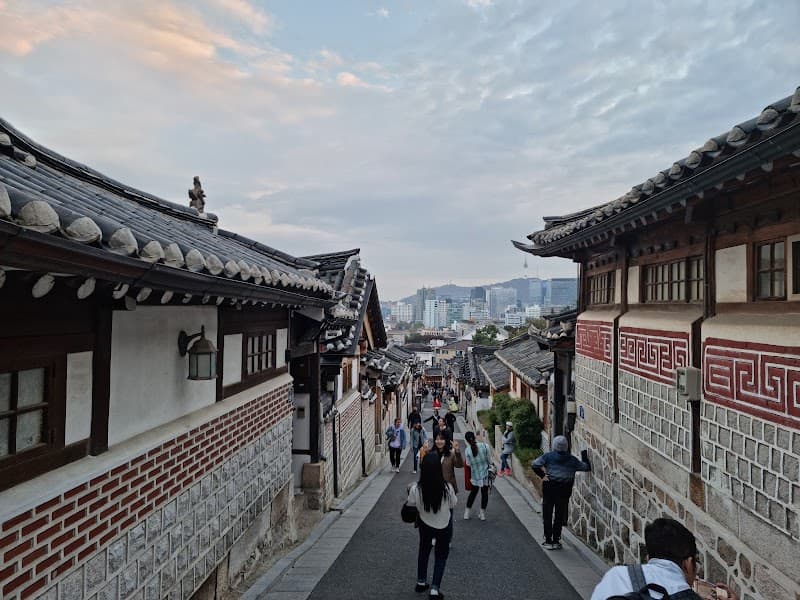Hanbok Rental & Stroll in Bukchon Hanok Village
