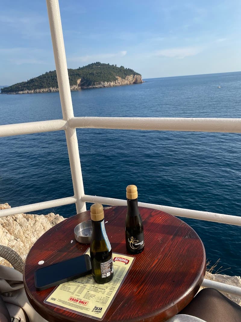 Isola Bar