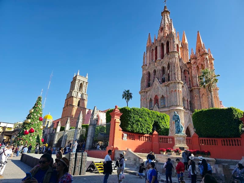 Jardín Allende & Parroquia de San Miguel Arcángel (Stroll)