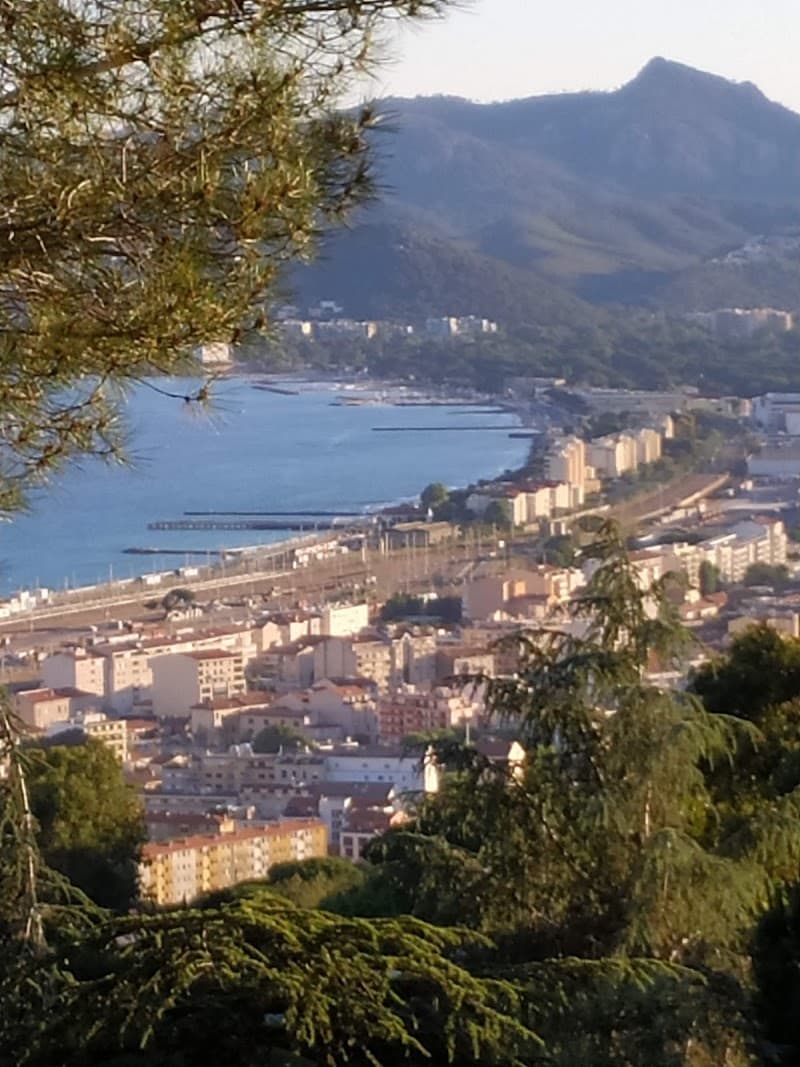 La Croix des Gardes Park & Viewpoints