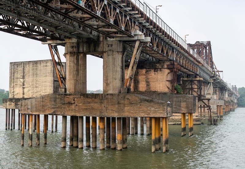 Long Bien Bridge Walk
