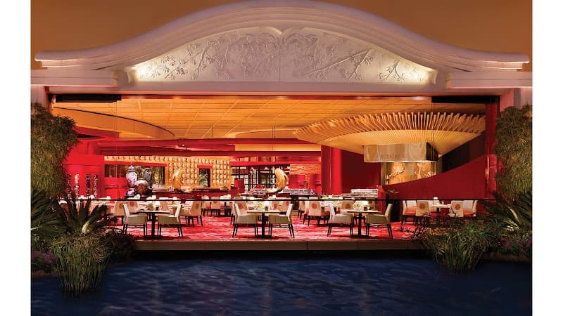 Las Vegas Family Glamour: Desert Thrills & Iconic Moments