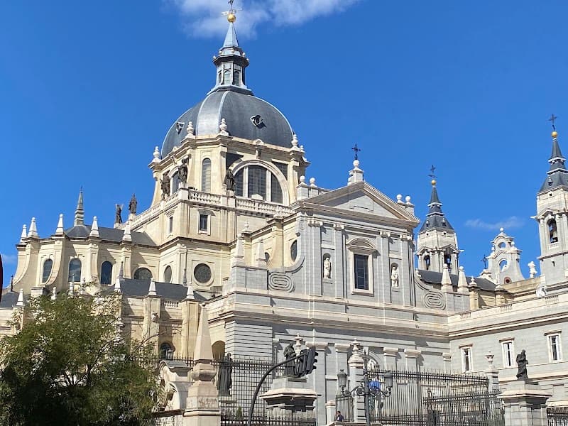 Palacio Real de Madrid & Almudena Cathedral Exterior