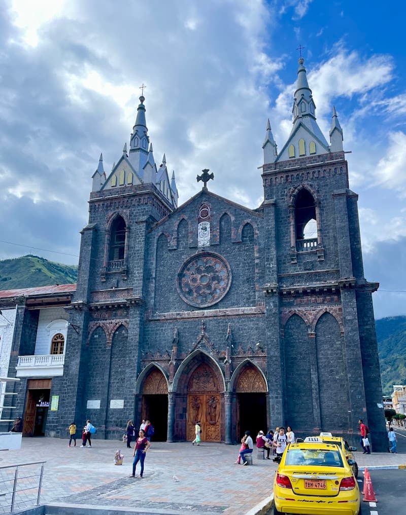 Parque Central & Basílica de Nuestra Señora del Rosario de Agua Santa