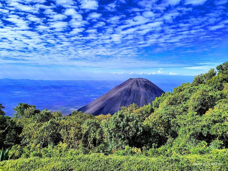 Volcano Views & Lakeside Flavors in El Salvador