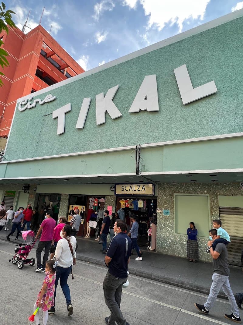 Paseo de la Sexta Nightlife