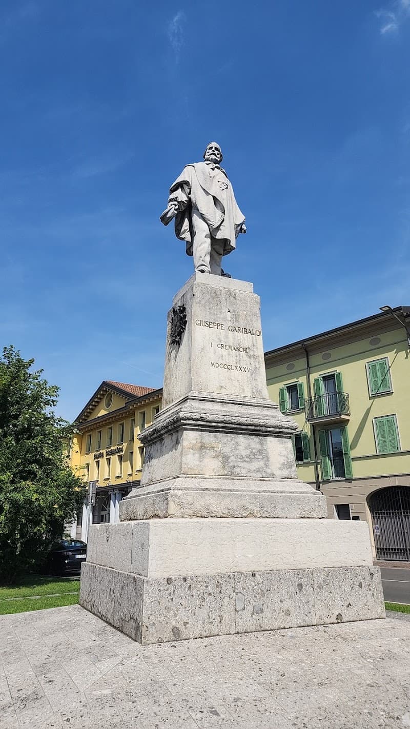 Piazza e Monumento a Garibaldi