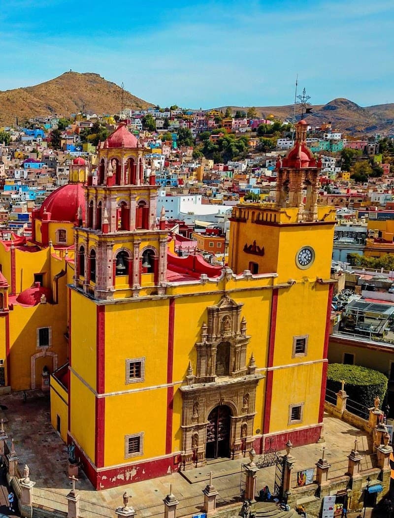 Plaza De La Paz & Basílica Colegiata