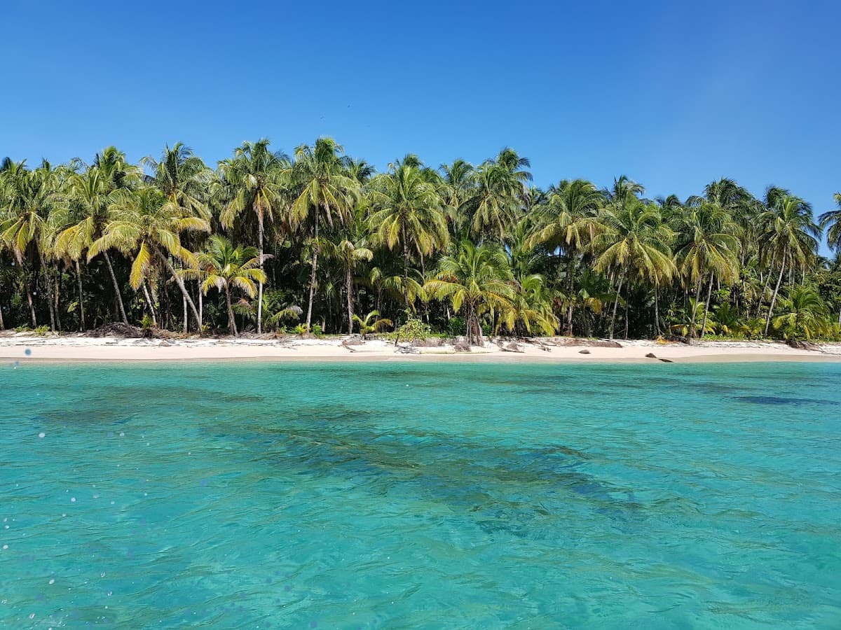 Private Zapatilla Cays Yacht Trip
