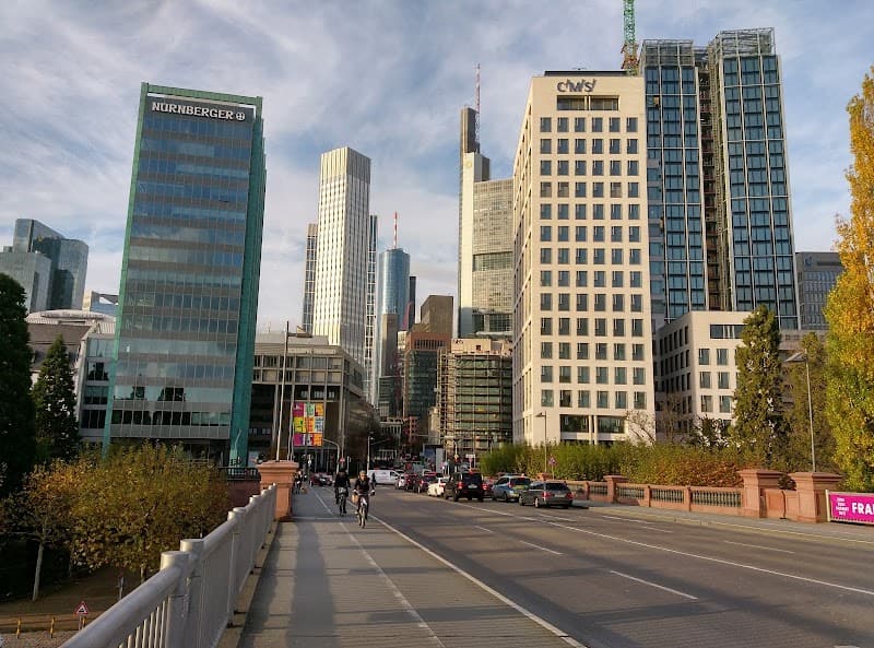 Riverside Walk: Westhafen to Untermainbrücke
