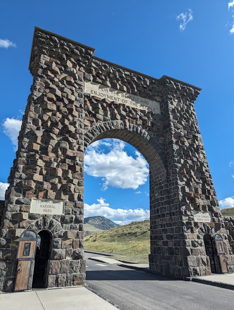 Roosevelt Arch & Gardiner River Area
