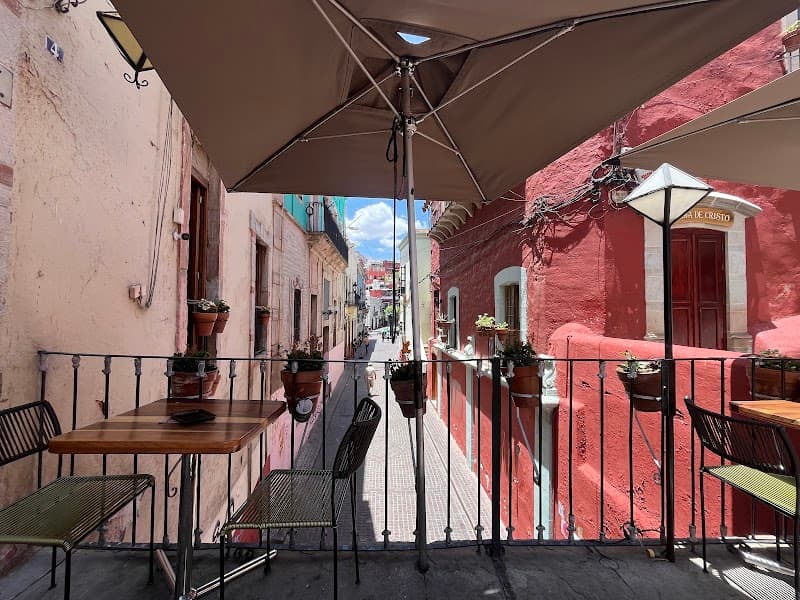 Santo Café (Vegetarian‑Friendly Bridge Café)
