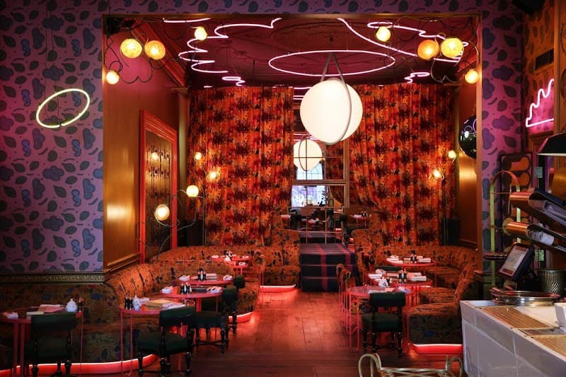 Romantic London: Minimalist Luxury Weekend