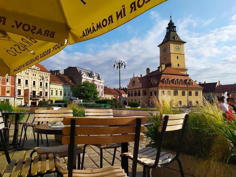 Starbucks Piața Sfatului (for a light start)