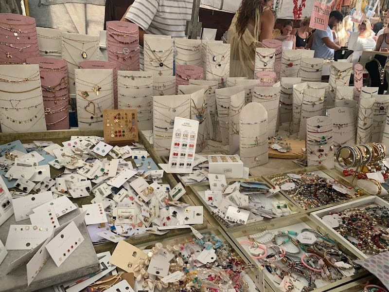 Street Market Browsing