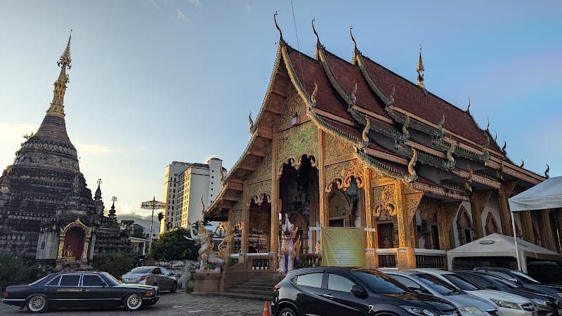 Three Kings Monument and Thapae Gate Walk